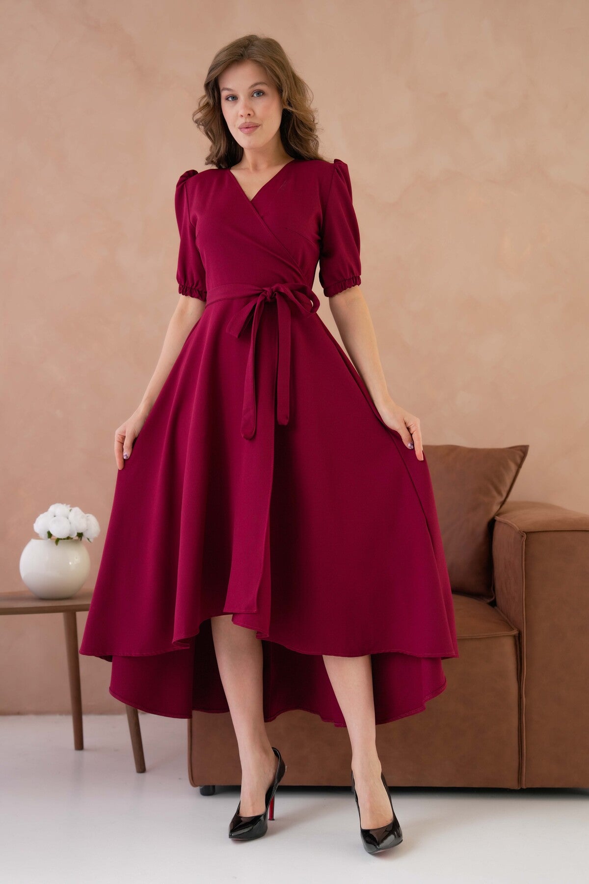 Abendkleid in Midi-Länge mit Wickelausschnitt, Gürteldetail und ausgestelltem Schnitt