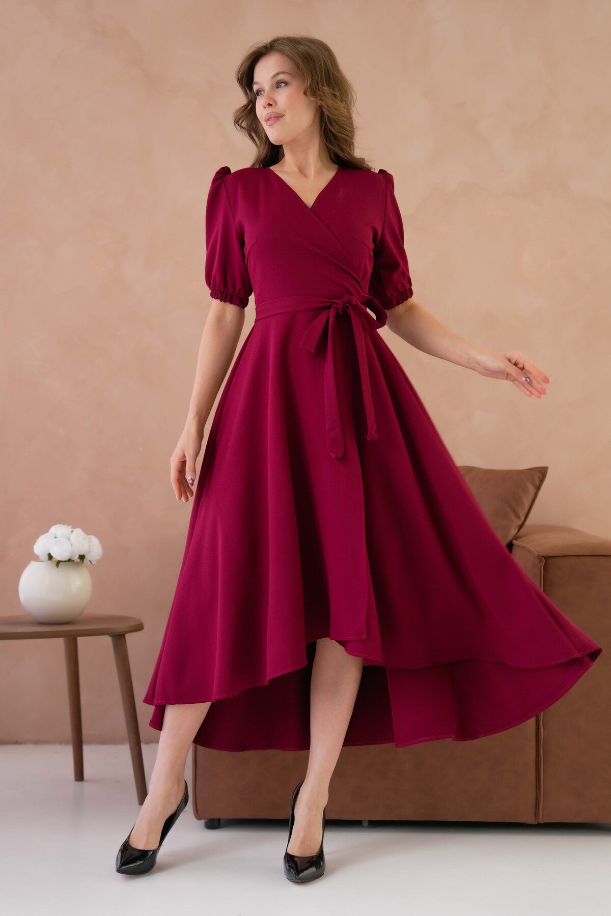 Abendkleid in Midi-Länge mit Wickelausschnitt, Gürteldetail und ausgestelltem Schnitt