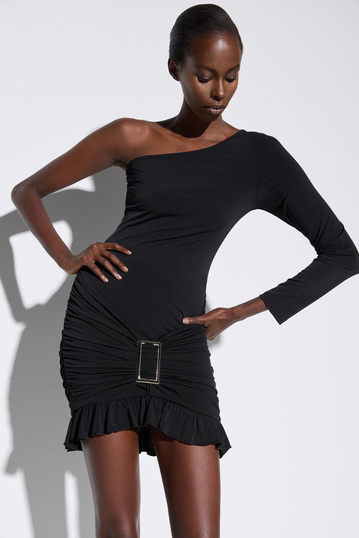 Einärmeliges Kleid mit Gürteldetail und Rüschen