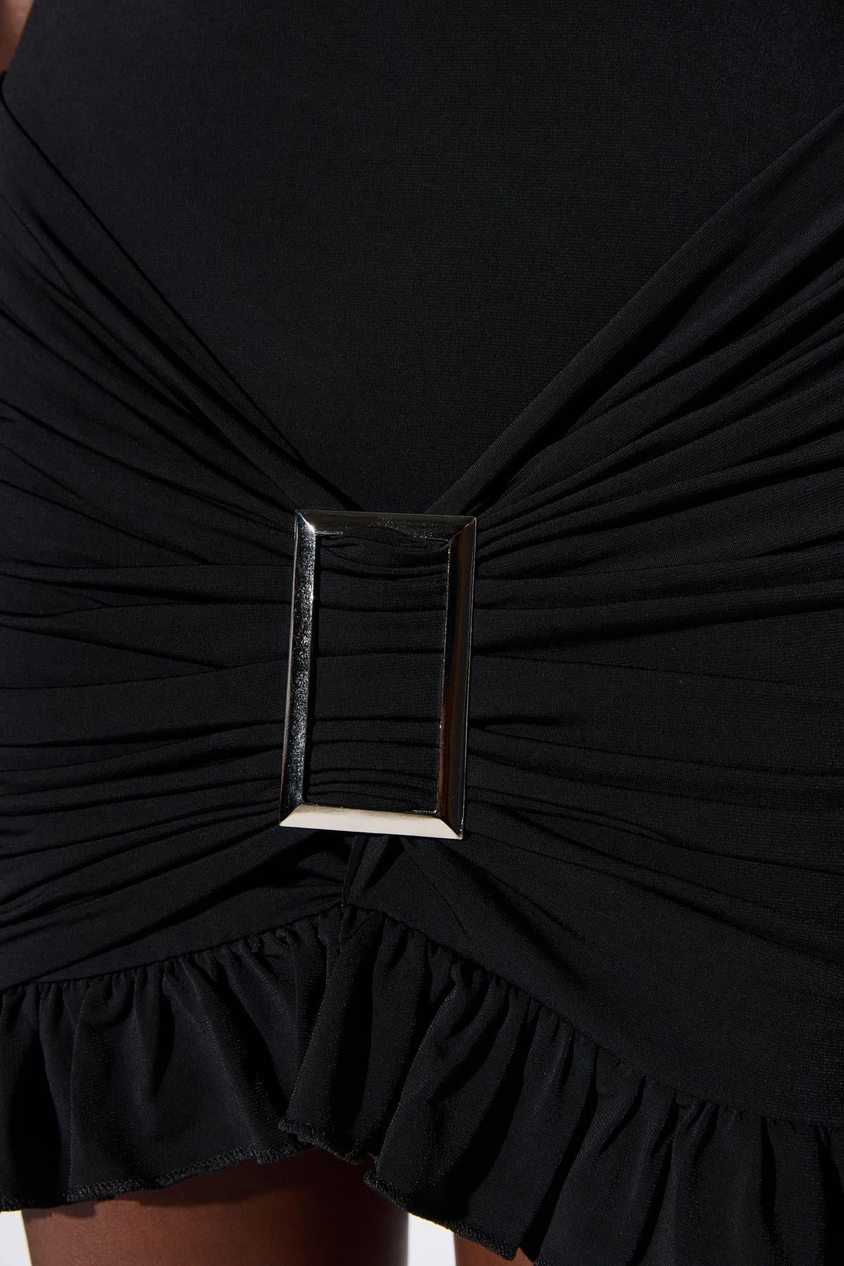 Einärmeliges Kleid mit Gürteldetail und Rüschen
