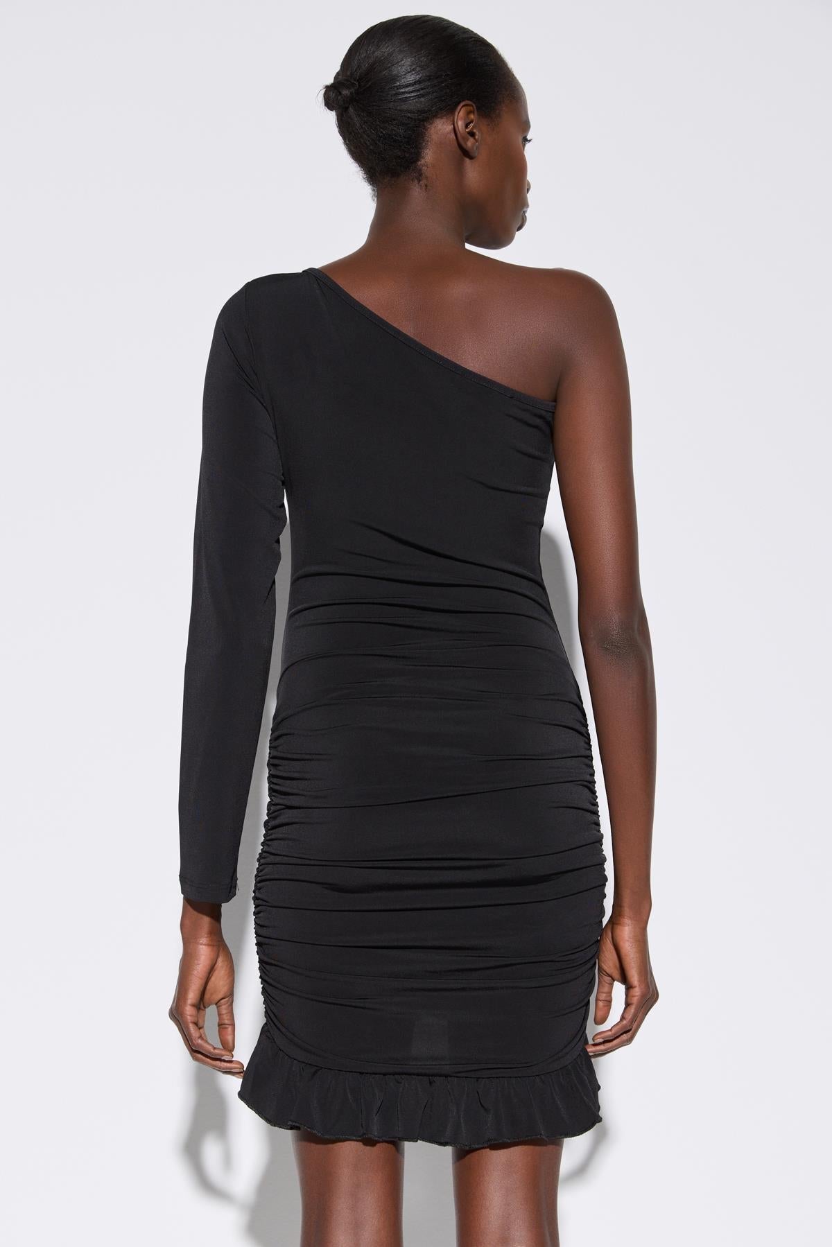 Einärmeliges Kleid mit Gürteldetail und Rüschen