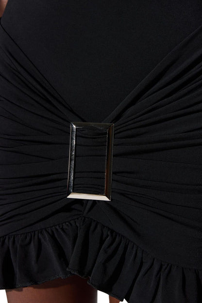 Einärmeliges Kleid mit Gürteldetail und Rüschen