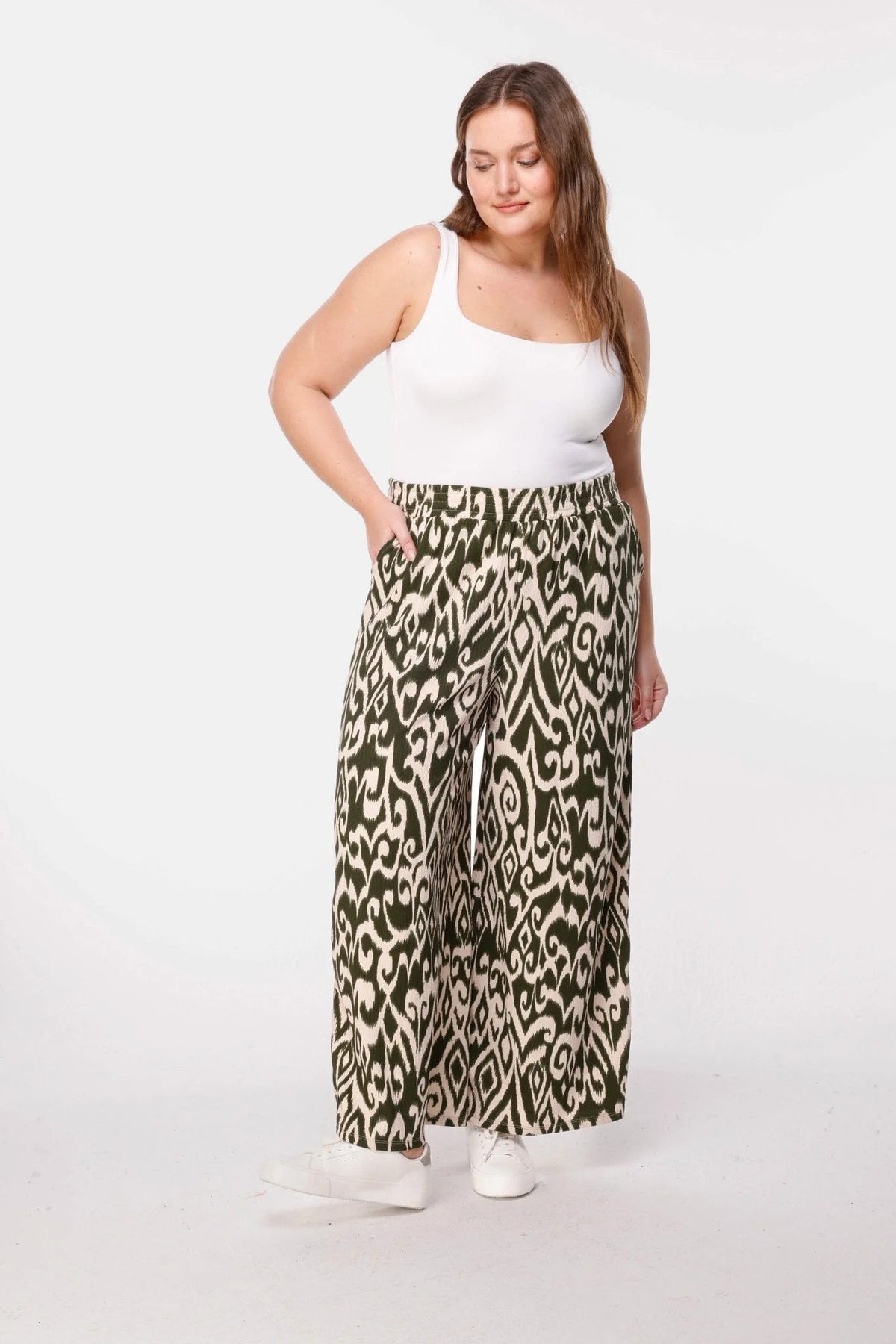 Weite Hose mit Ethno-Muster