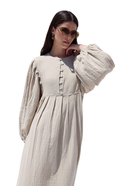 Faltenkleid aus Muslin in Sand