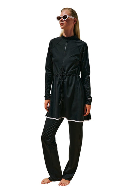 SCHWARZES BADEKLEID MIT REISSVERSCHLUSS, SCHARF