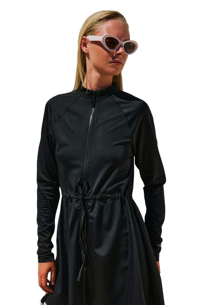 SCHWARZES BADEKLEID MIT REISSVERSCHLUSS, SCHARF