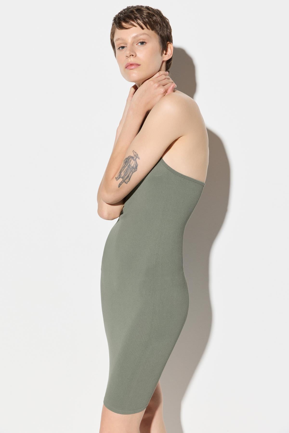 Ärmelloses kurzes Kleid