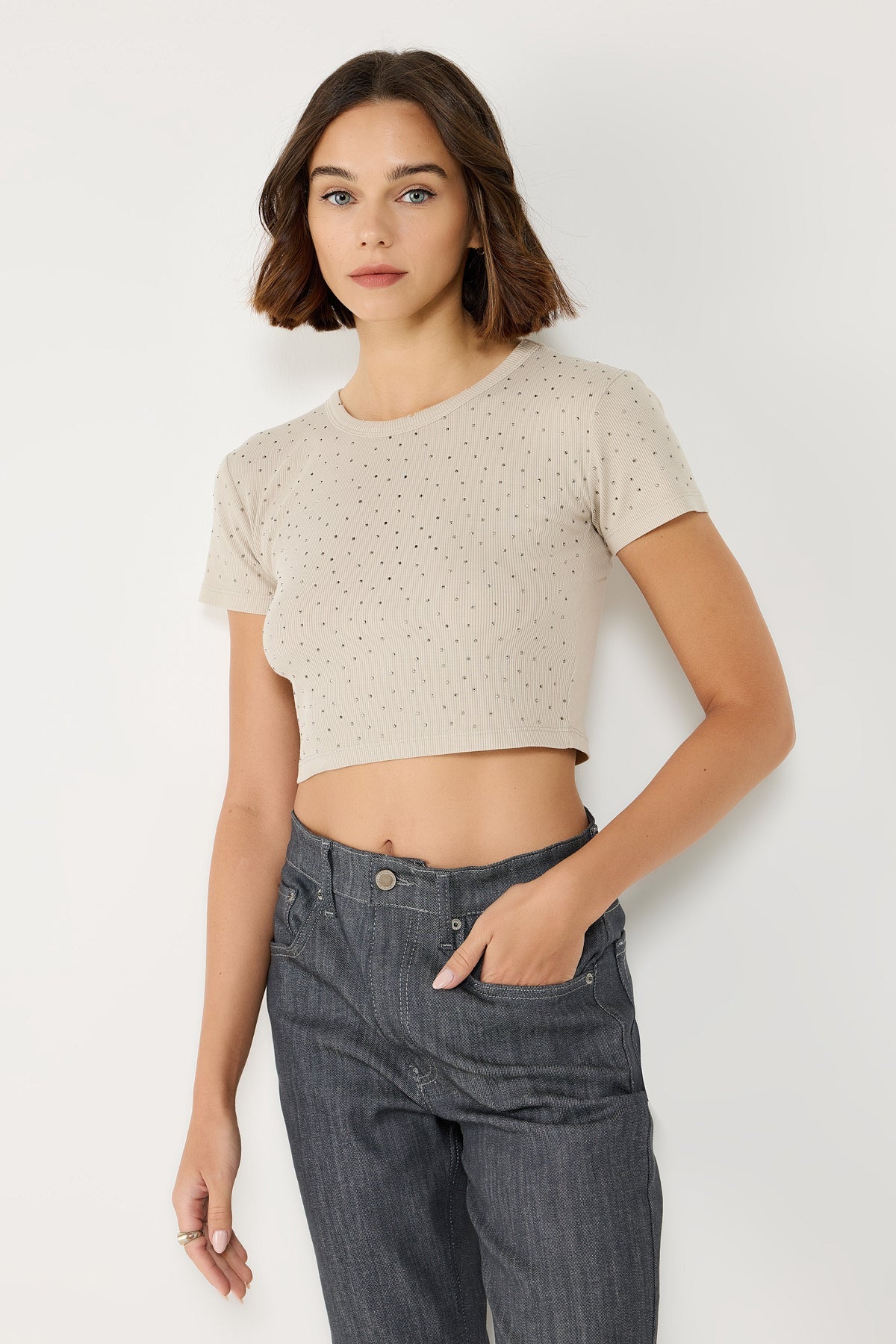 Crop-T-Shirt mit Steinverzierungen