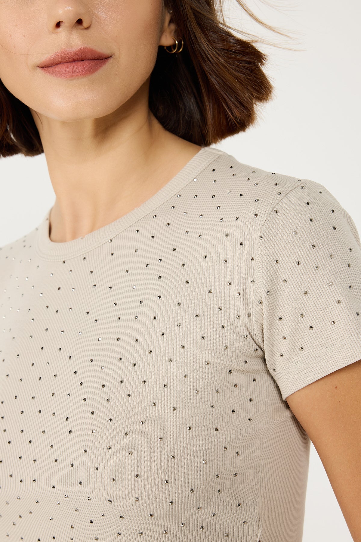 Crop-T-Shirt mit Steinverzierungen