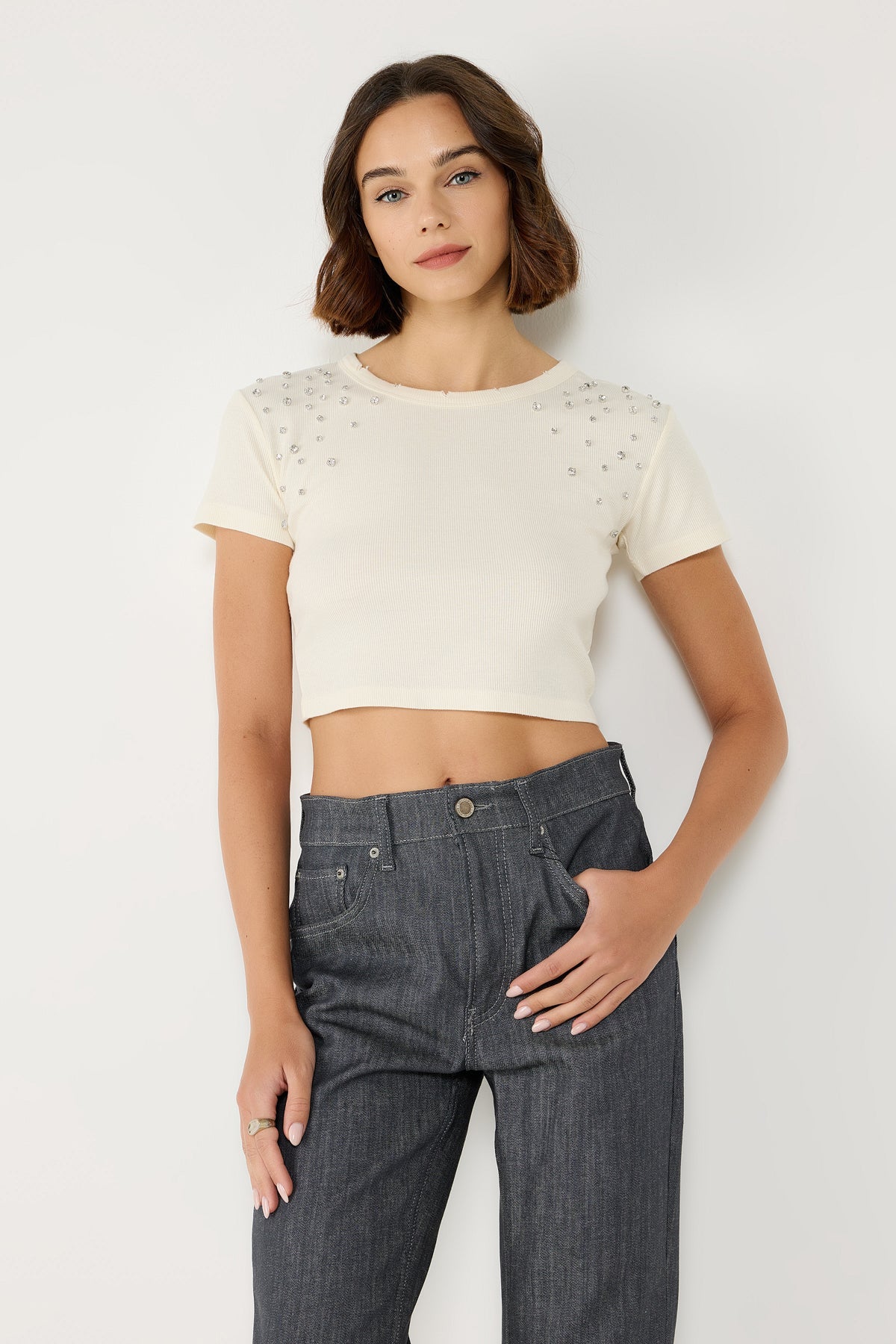 Crop-T-Shirt mit Steinverzierungen