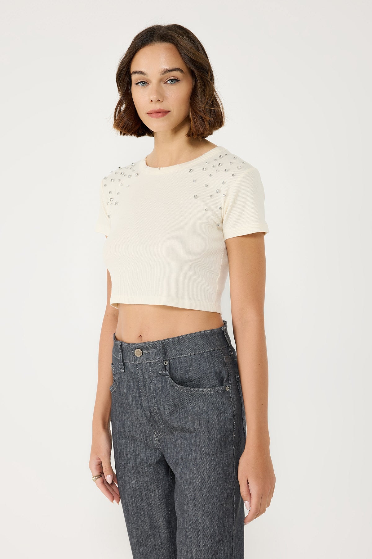 Crop-T-Shirt mit Steinverzierungen