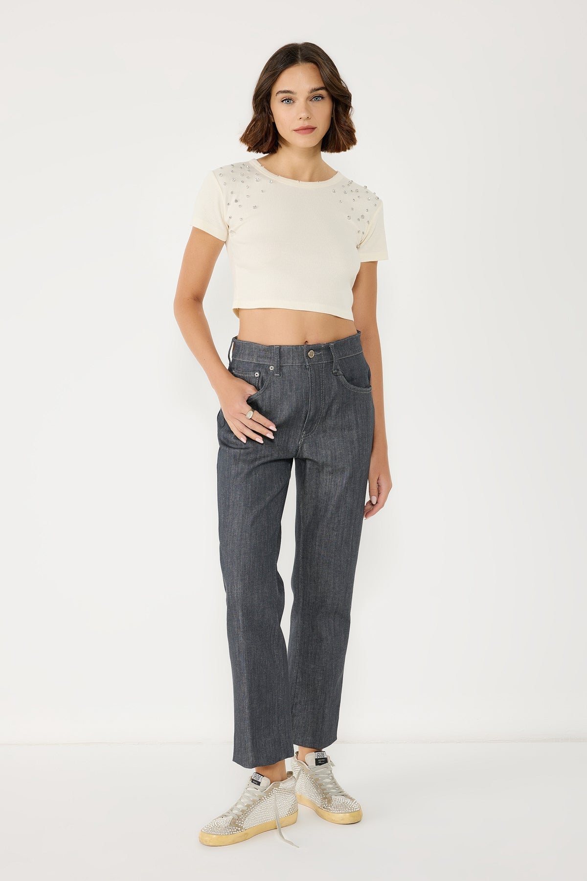 Crop-T-Shirt mit Steinverzierungen