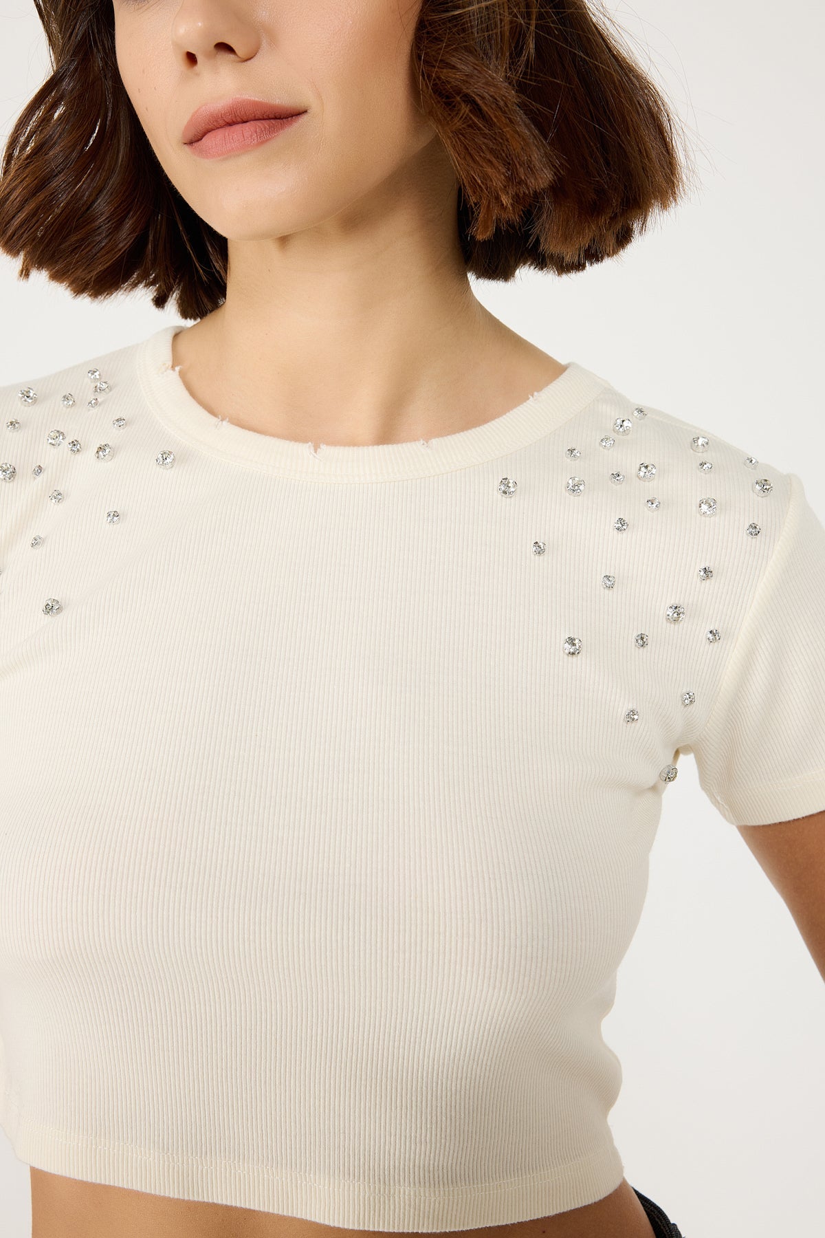 Crop-T-Shirt mit Steinverzierungen