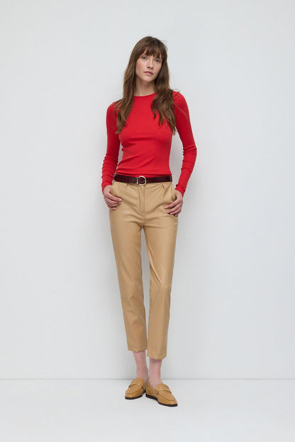 Langärmelige, rückenfreie Bluse mit Schnallendetail