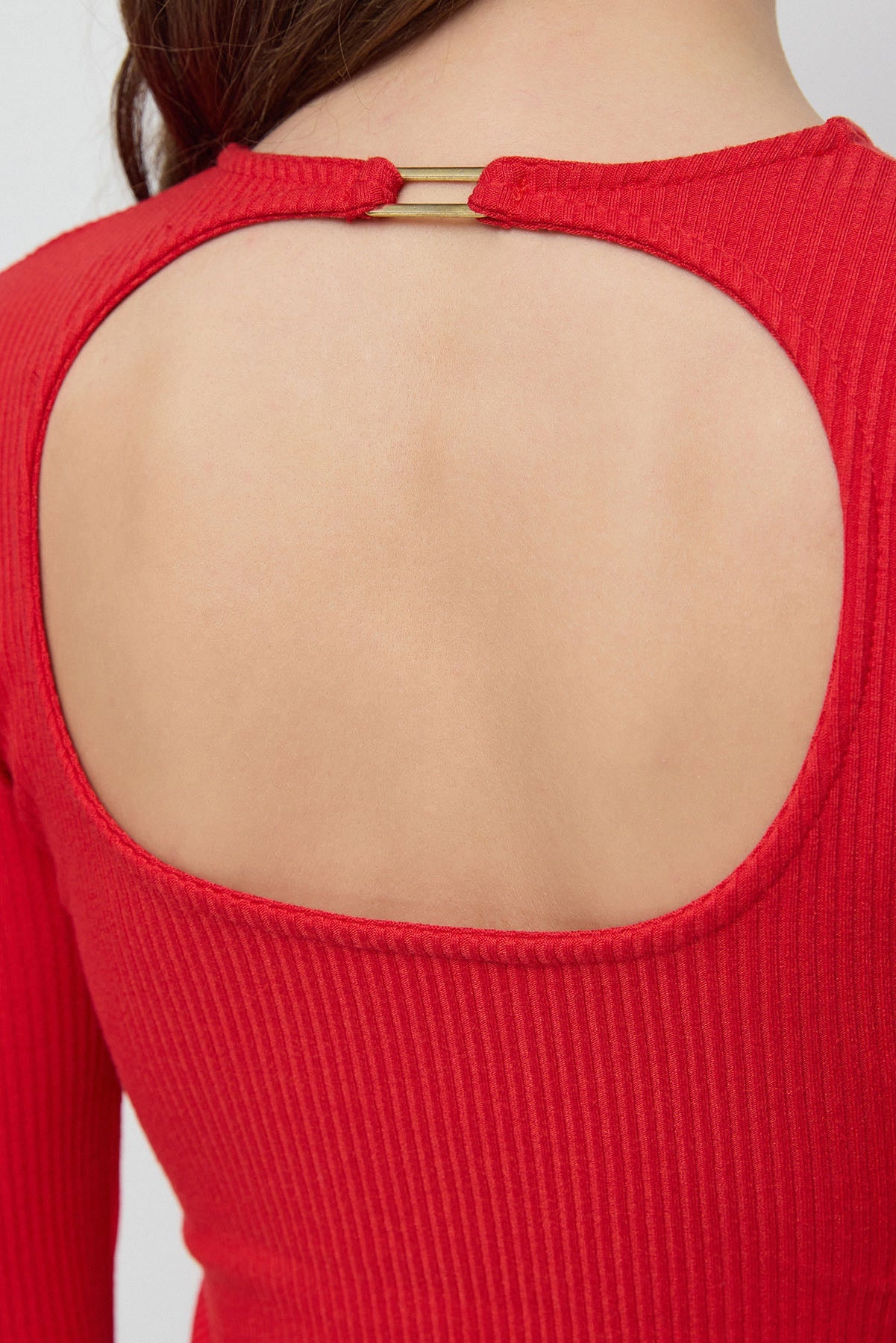 Langärmelige, rückenfreie Bluse mit Schnallendetail