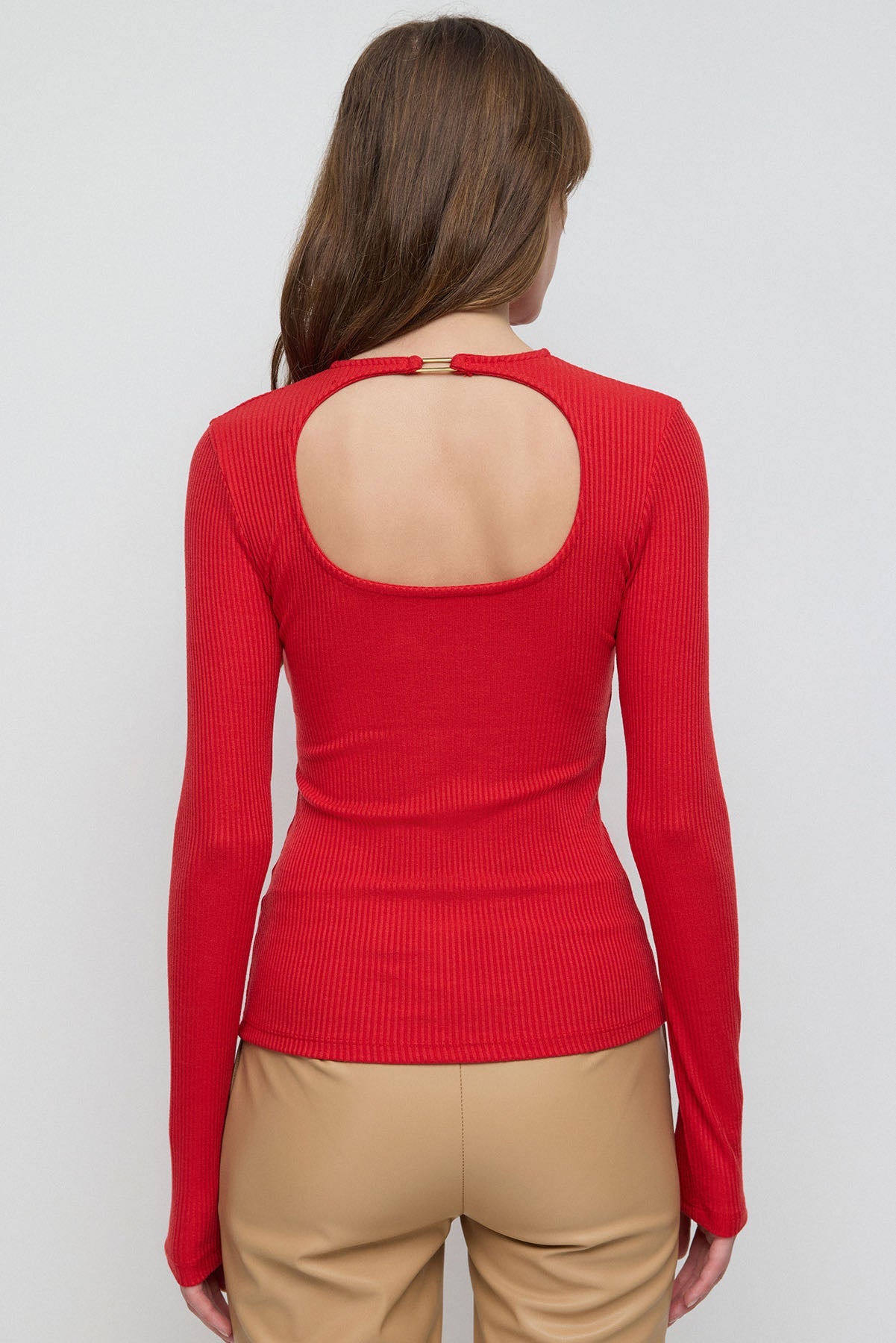 Langärmelige, rückenfreie Bluse mit Schnallendetail