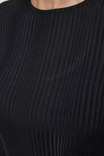 Langärmelige, rückenfreie Bluse mit Schnallendetail