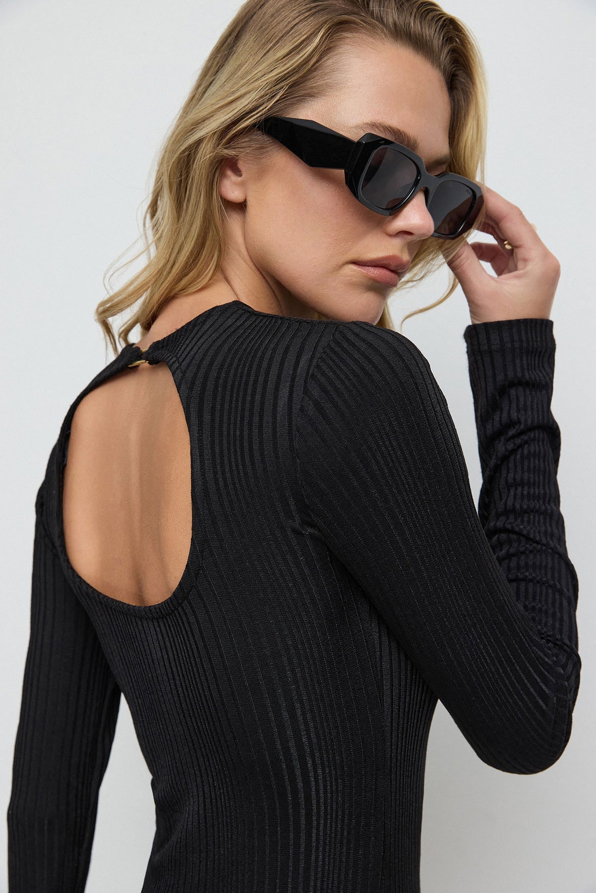 Langärmelige, rückenfreie Bluse mit Schnallendetail