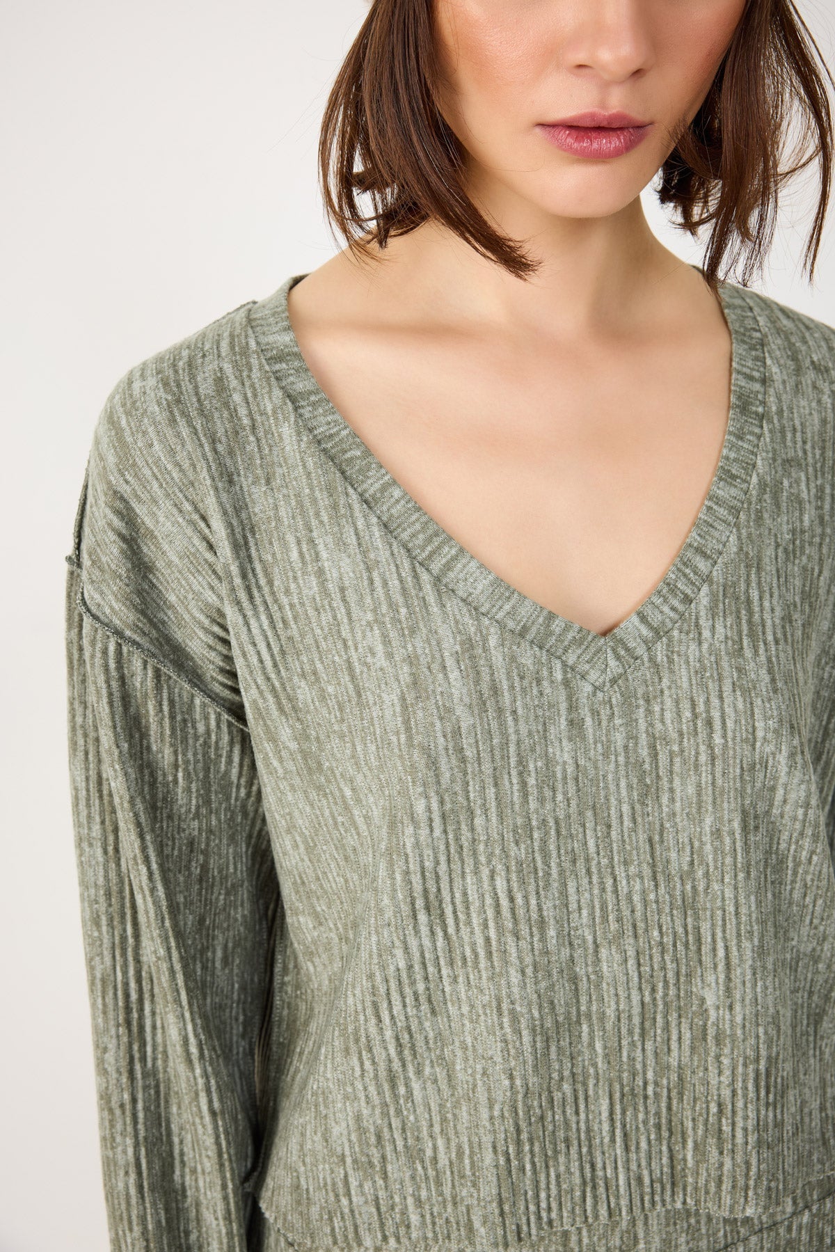 Geripptes Crop-Top mit V-Ausschnitt