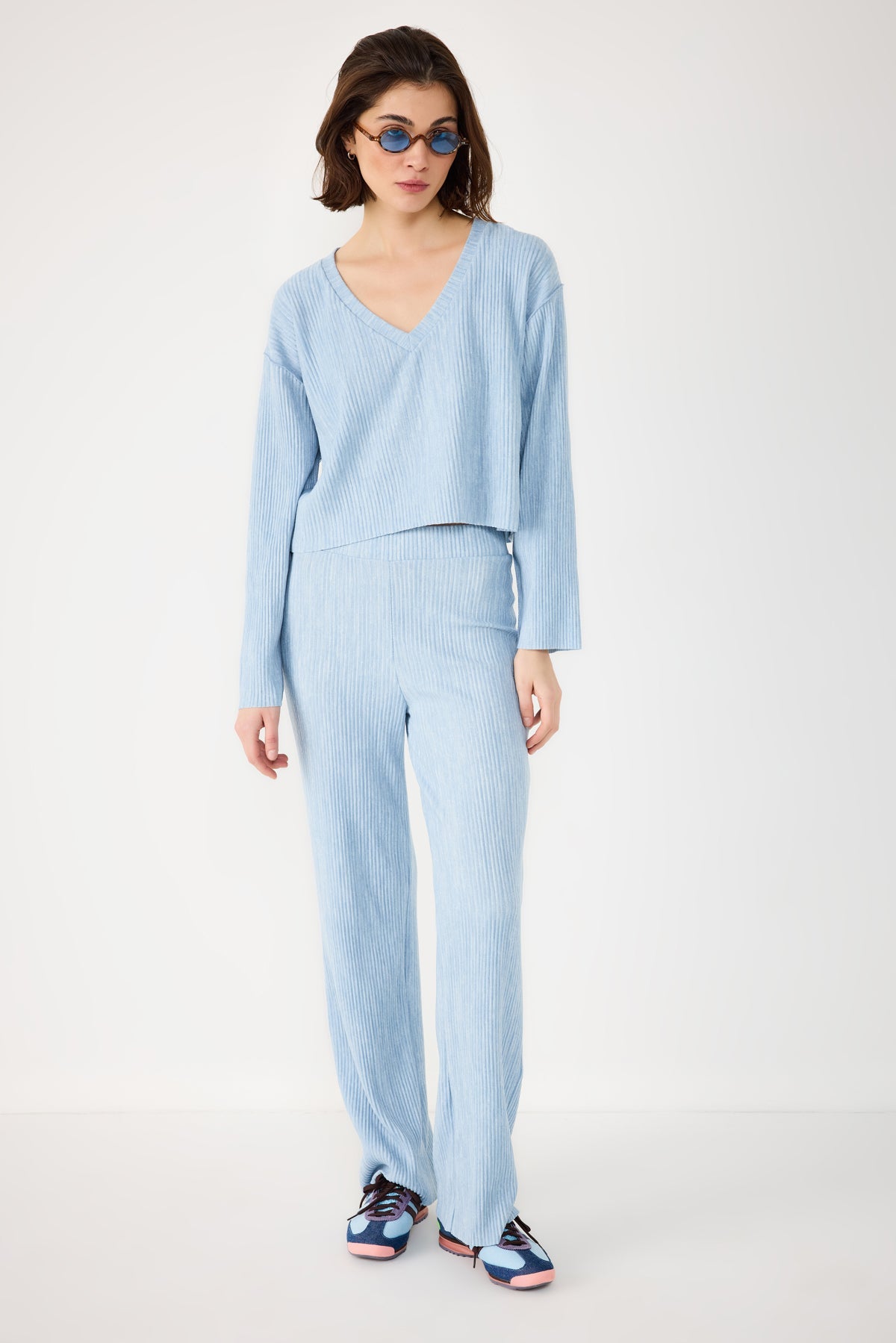 Geripptes Crop-Top mit V-Ausschnitt
