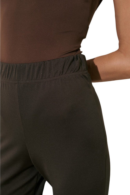 SCHWARZE BADEHOSE MIT AUSGESTELLTEM LEBEN UND HIJAB-STÜCK