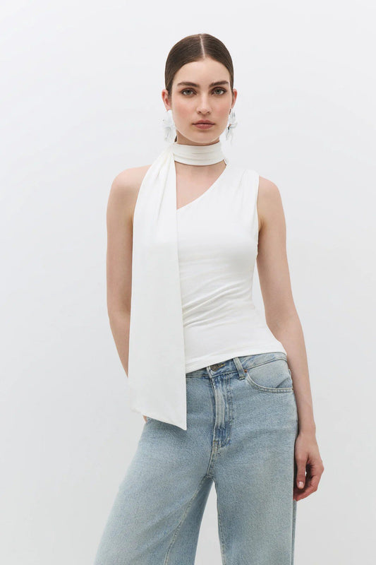 Basic-Bluse mit einem Träger und Schal-Detail