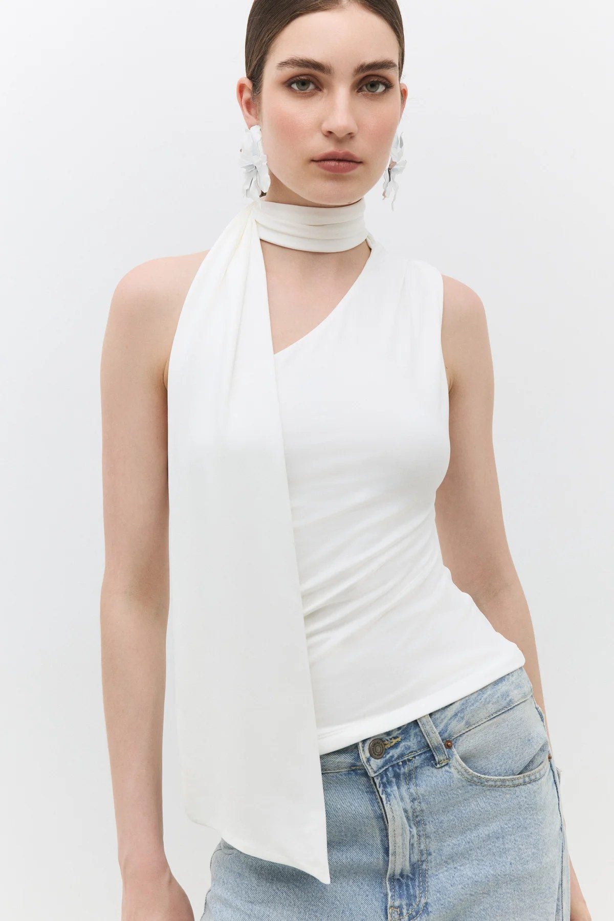 Basic-Bluse mit einem Träger und Schal-Detail