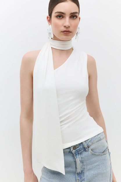 Basic-Bluse mit einem Träger und Schal-Detail