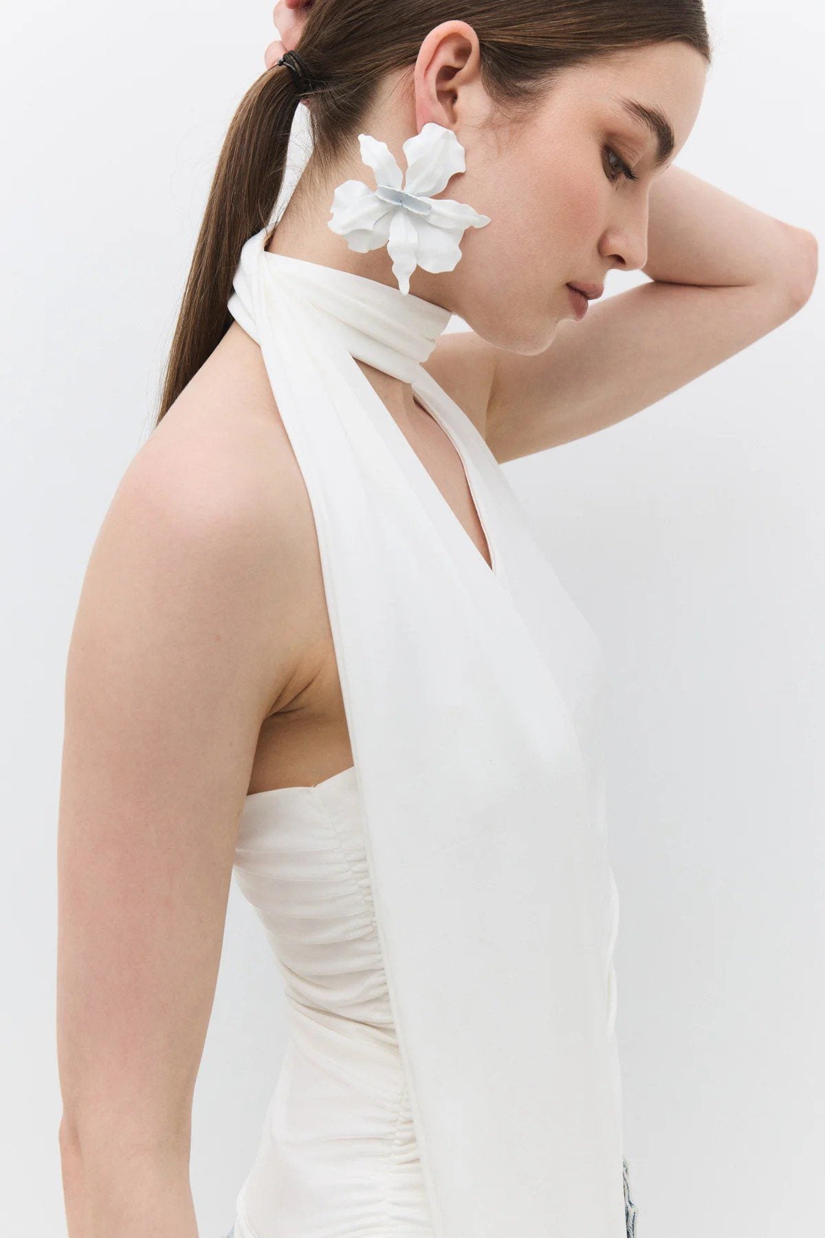Basic-Bluse mit einem Träger und Schal-Detail