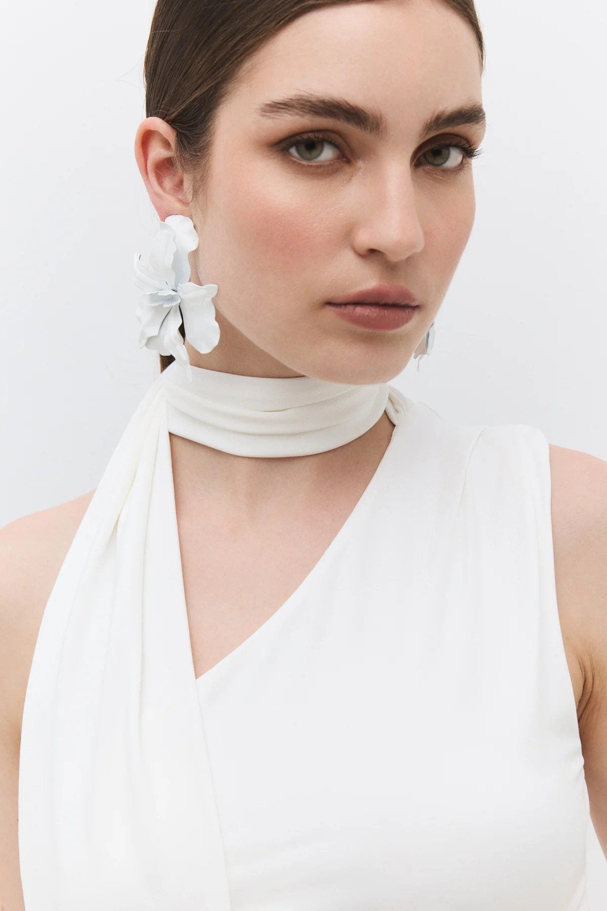 Basic-Bluse mit einem Träger und Schal-Detail