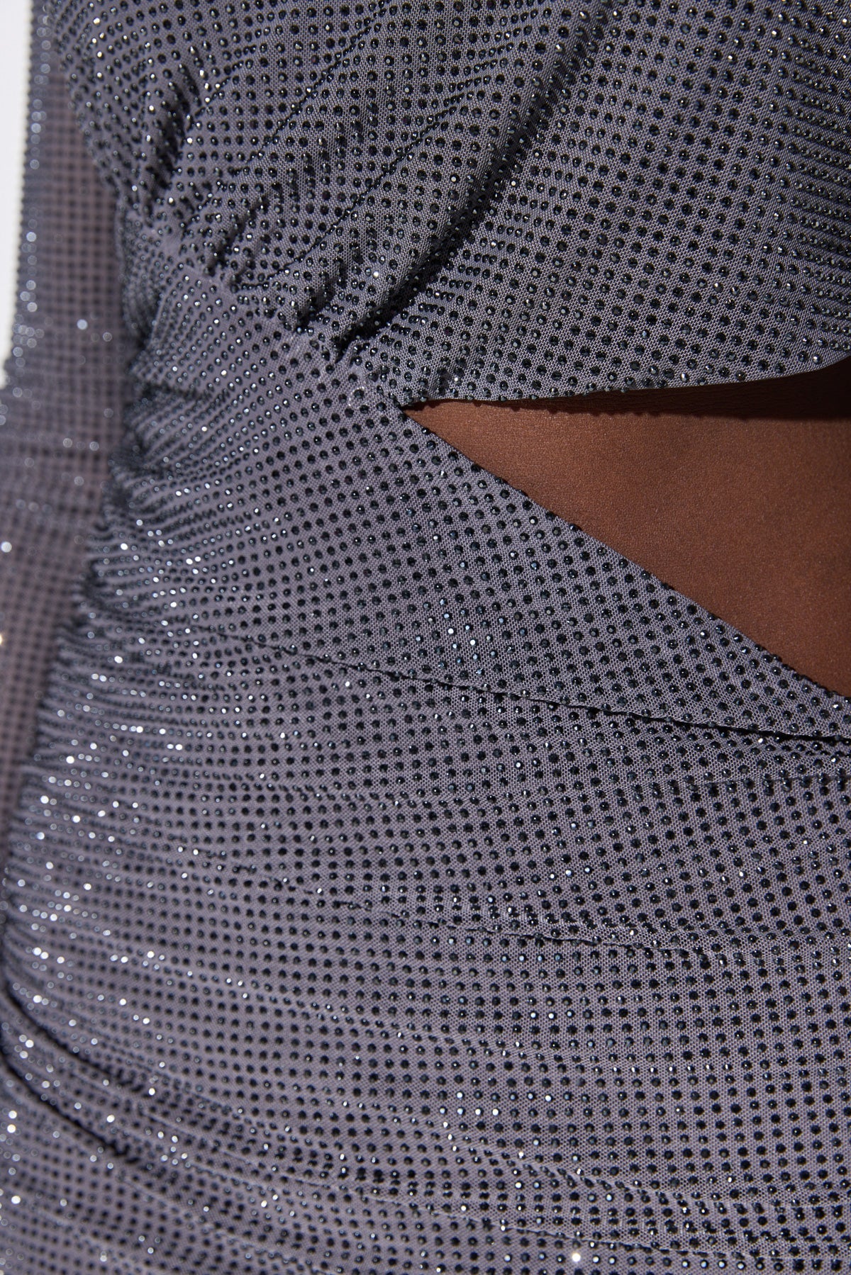 Vollständig verziertes Minikleid
