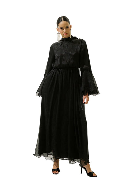 SCHWARZES KLEID MIT WEITÄRMELN UND RÜSCHEN.