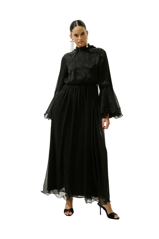 SCHWARZES KLEID MIT WEITÄRMELN UND RÜSCHEN.