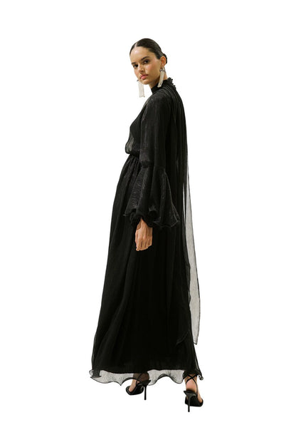 SCHWARZES KLEID MIT WEITÄRMELN UND RÜSCHEN.
