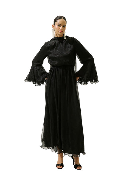 SCHWARZES KLEID MIT WEITÄRMELN UND RÜSCHEN.