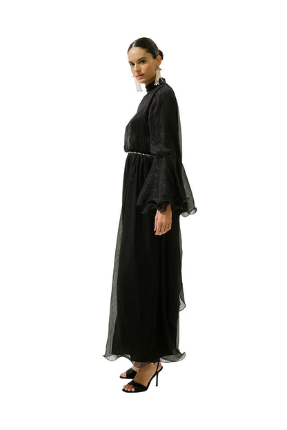 SCHWARZES KLEID MIT WEITÄRMELN UND RÜSCHEN.