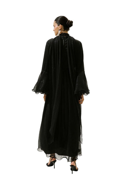SCHWARZES KLEID MIT WEITÄRMELN UND RÜSCHEN.