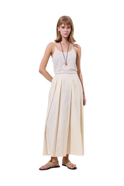 Schwarze Hose mit Falten und weitem Bund