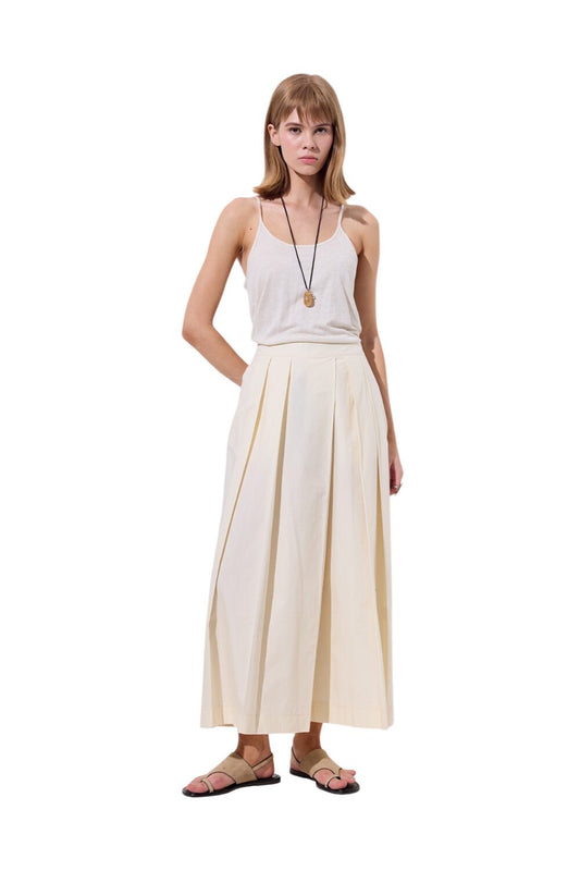 Schwarze Hose mit Falten und weitem Bund