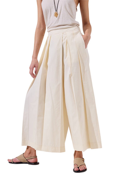 Schwarze Hose mit Falten und weitem Bund
