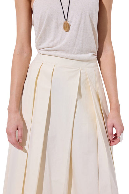 Schwarze Hose mit Falten und weitem Bund
