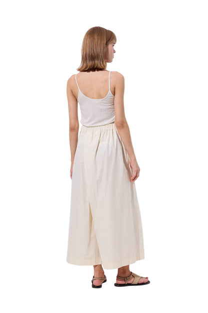 Schwarze Hose mit Falten und weitem Bund