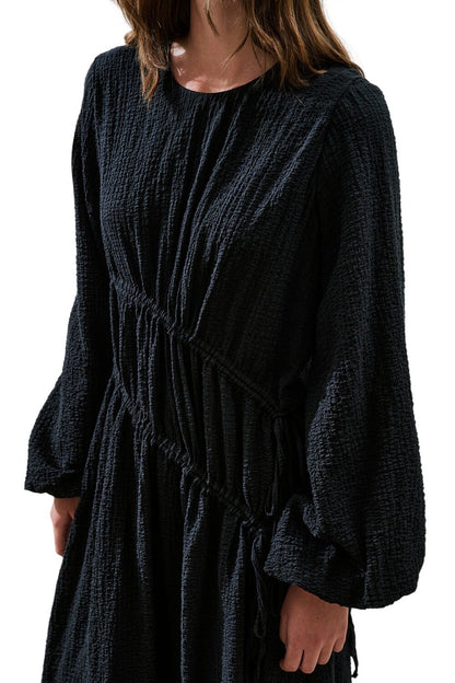 Gerafftes, strukturiertes Kleid, schwarz
