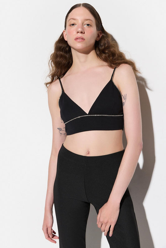 Kurze Bluse mit Steinverzierungen