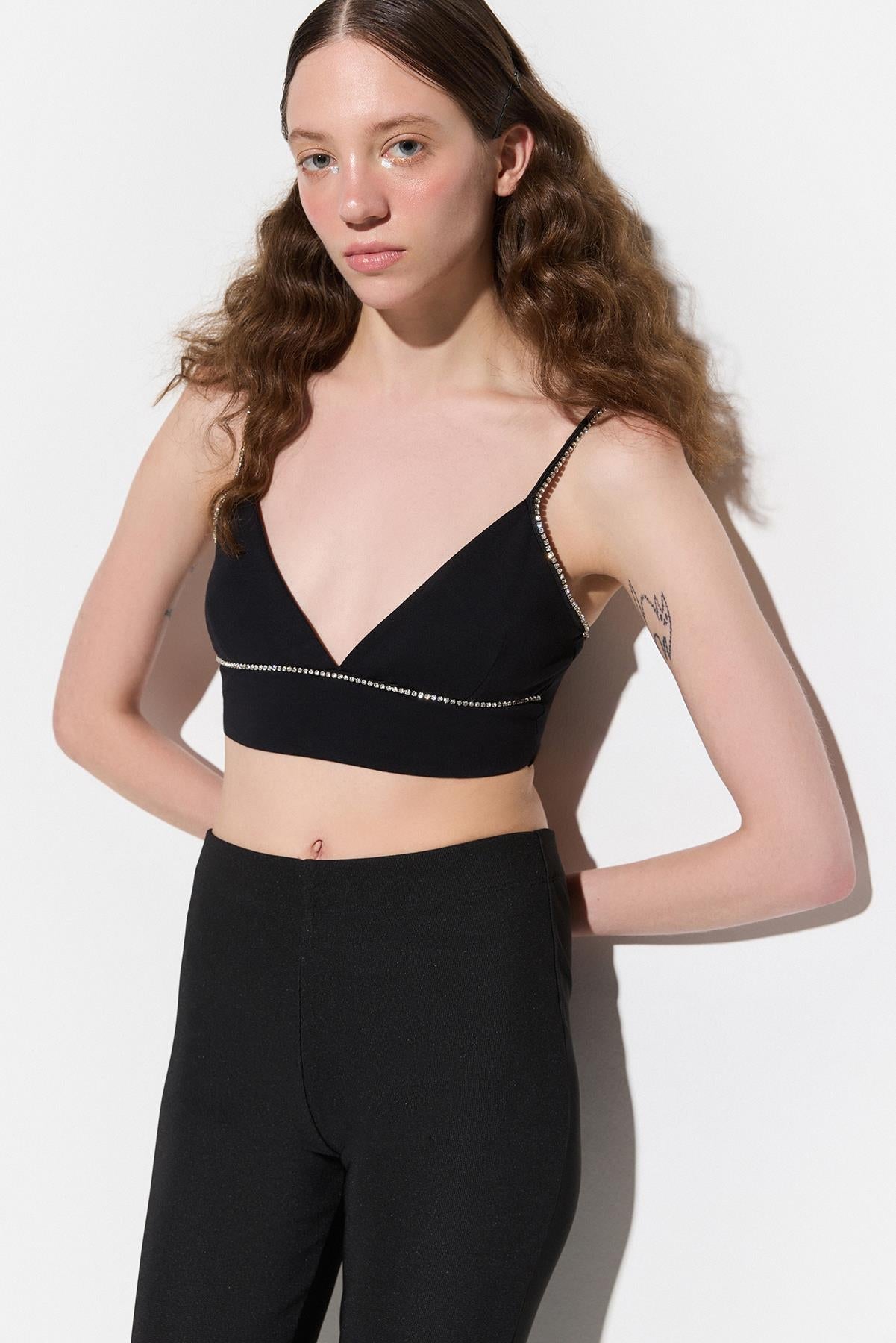 Kurze Bluse mit Steinverzierungen
