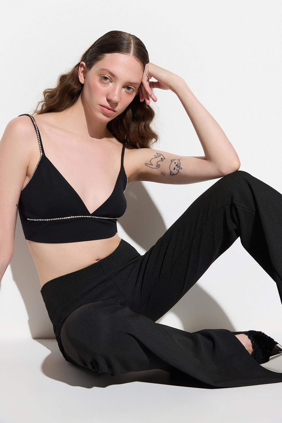 Kurze Bluse mit Steinverzierungen