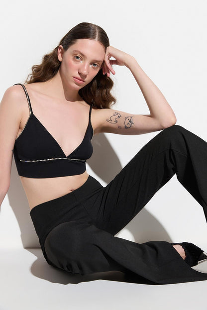 Kurze Bluse mit Steinverzierungen