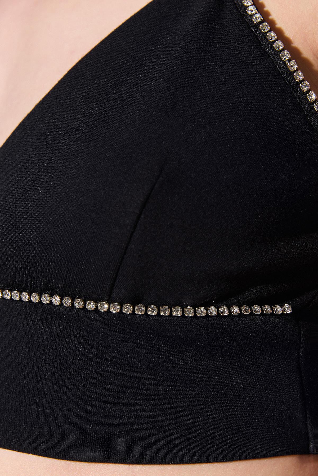 Kurze Bluse mit Steinverzierungen