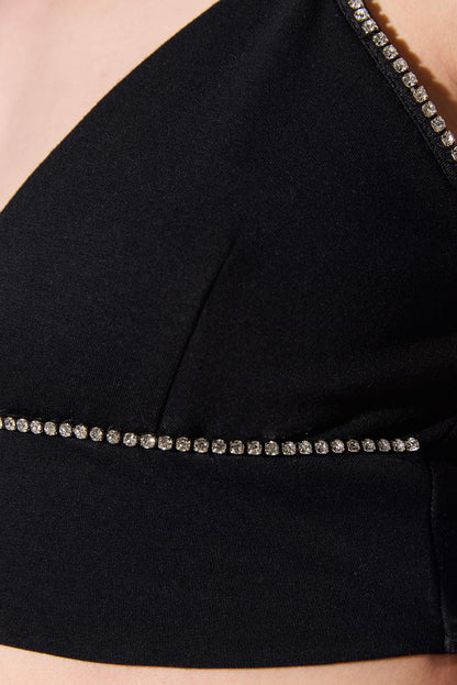 Kurze Bluse mit Steinverzierungen