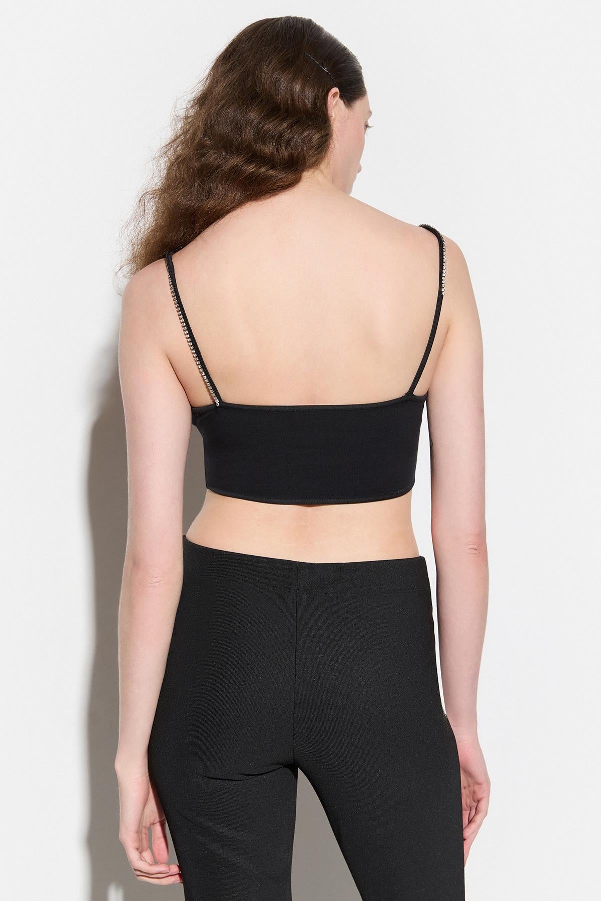 Kurze Bluse mit Steinverzierungen